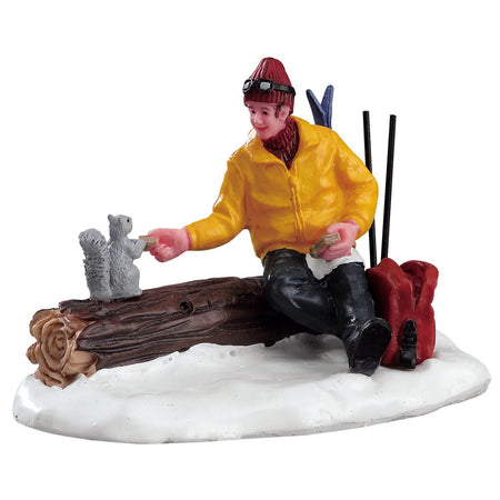 Statuetta decorativa "Sciatore offre cibo allo scoiattolo" per villaggio di Natale in poliresina