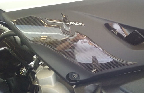 2 ADESIVI 3D PROTEZIONE ZONA PIEDI compatibili per X MAX scooter YAMAHA XMAX 300