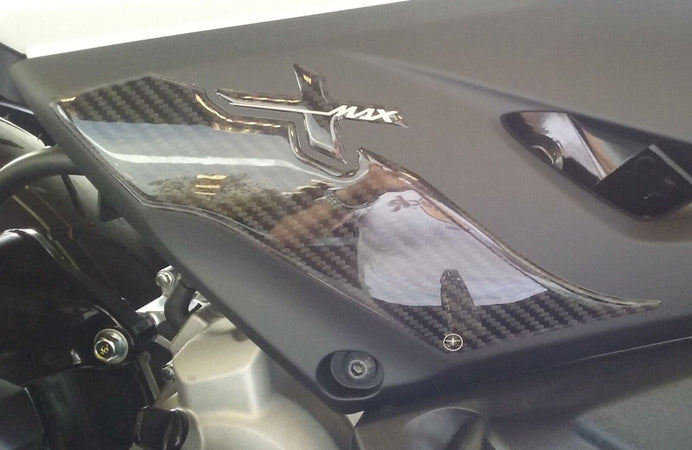 2 ADESIVI 3D PROTEZIONE ZONA PIEDI compatibili per X MAX scooter YAMAHA XMAX 300