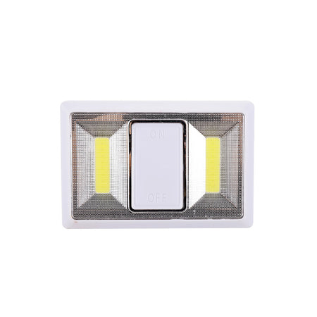 Interruttore Luminoso A Pile Bianco- Si Installa Dove Volete: In Camera Da Letto, In Corridoio, Nel Locale Caldaia, La Cantina, Il Solaio, Un Armadio, In Cucina. Si Installa In 3 Diversi Modi: 1) Appendendola Grazie Al Comodo Gancio Che Troverete Sul Ret