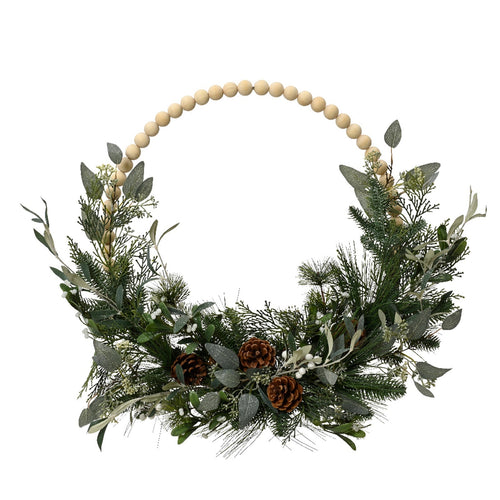 Ghirlanda tonda natalizia con pigne e bacche bianche dietro porta 60 cm