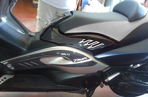 2 ADESIVI 3D GRANDI NERI-CARBONIO TUNING T MAX per SOTTO SELLA MOTO YAMAHA TMAX 08-11