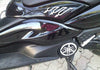 2 ADESIVI 3D GRANDI NERI-CARBONIO TUNING T MAX per SOTTO SELLA MOTO YAMAHA TMAX 08-11