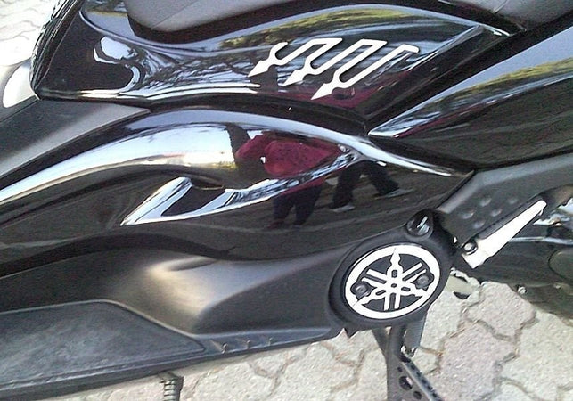 2 ADESIVI 3D GRANDI NERI-CARBONIO TUNING T MAX per SOTTO SELLA MOTO YAMAHA TMAX 08-11