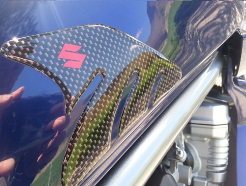 ADESIVI 3D CARBONIO PROTEZIONI LATERALI SERBATOIO compatibibili per MOTO SUZUKI