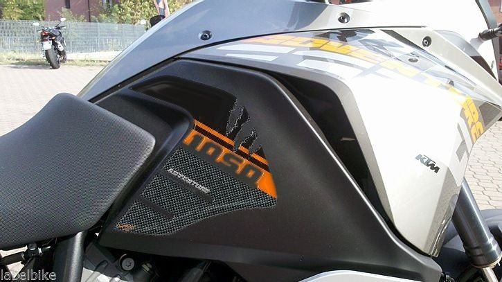 2 adesivi 3D PROTEZIONI LATERALI SERBATOIO compatibile per MOTO KTM 1050 ADVENTURE