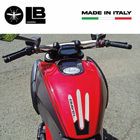 PARASERBATOIO ADESIVO 3D RESINA CARBONIO compatibile per MOTO DUCATI DIAVEL New
