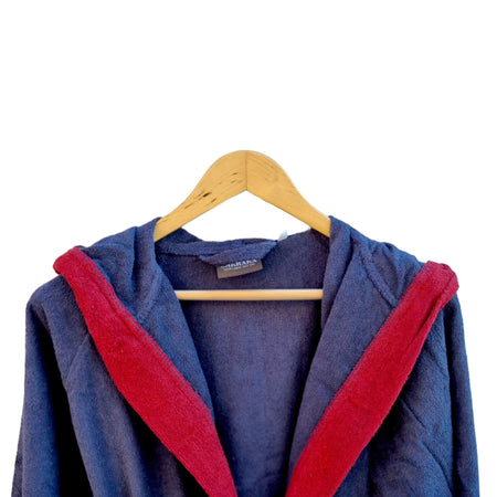 Accappatoio Voyage L/XL Carrara in microspugna di cotone 280 gr/mq, profili a contrasto, con cappuccio e tasche, in custodia trasparente richiudibile.