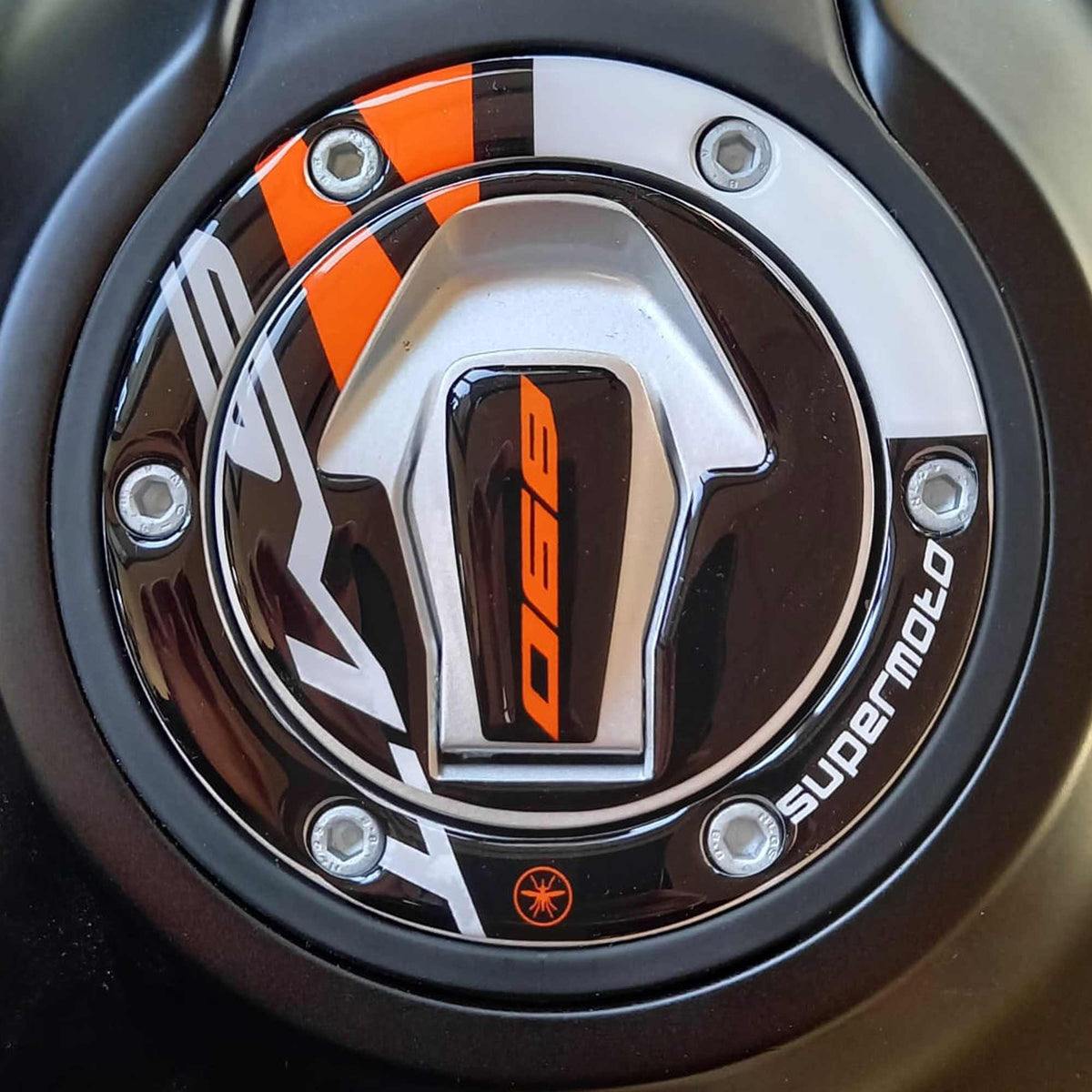 Labelbike Adesivo Tappo Serbatoio 3D In Gel Per KTM Keyless – Protettivo E Decorativo, Resinato Fatto A Mano Made In Italy