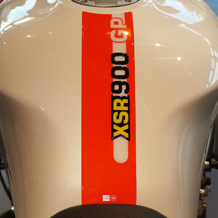 Paraserbatoio moto adesivo resina gel 3D compatibile con Yamaha XSR900 GP 2025