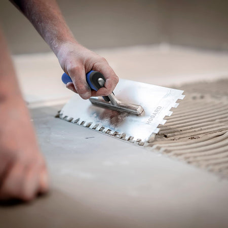 Frattone dentato con base in acciaio e manico in plastica 12 x 28 cm