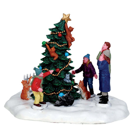 Statuetta in poliresina "Catastrofe natalizia" con albero che cade per villaggio di Natale