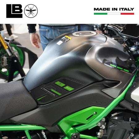 Adesivi 3D Protezioni Laterali Serbatoio moto compatibili con Kawasaki Z900 2025
