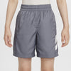 Nike Sportswear Club Woven Shorts Bambino – Tessuto Intrecciato Leggero e Vestibilità Regolabile Smoke Grey/ White