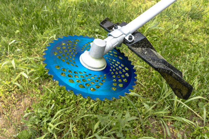 Disco professionale per decespugliatore con 40 denti in tungsteno anodizzato blu Ø esterno 255mm Ø foro 25,4mm per qualsiasi tipo di erba e vegetazione