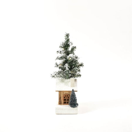Casetta in legno con albero innevato e luci led H42cm.
