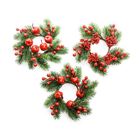 Grirocandela di natale con bacche rosse per decorazioni natalizie