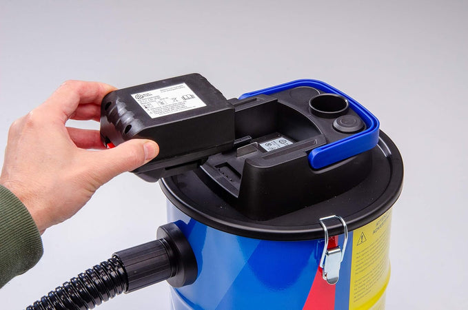 Bidone aspira cenere "E 12B" a batteria da 12 litri per aspirare ceneri fredde da stufe, camini e barbecue