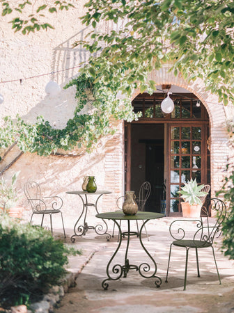 Set "Etienne" Tavolino tondo con poltrone colorate in acciaio verniciato a polvere per giardino e bar finitura opaca