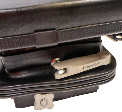 Sedile 450 in sky nero con molleggio meccanico e cintura