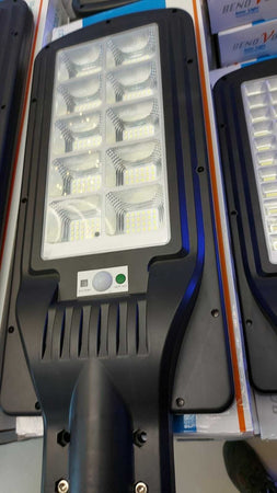 LAMPIONE LED 240W CON PANNELLO SOLARE SENSORE CREPUSCOLARE LUCE FREDDA 6500K IP65 +TELECOMANDO + STAFFA