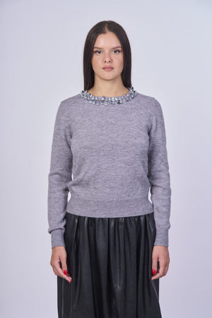 Maglia grigia con girocollo con pietre argente