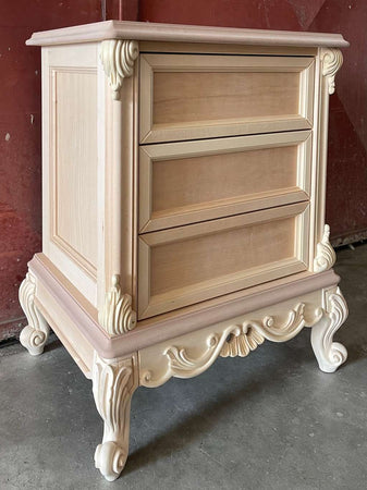 MOBILI 2G - Comodino 3 cassetti classico barocco Legno grezzo 57x42x70