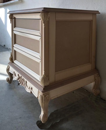 MOBILI 2G - Comodino 3 cassetti 1 tiretto classico barocco Legno grezzo 68x55x70