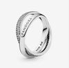 Pandora anello con pavé e logo Pandora intrecciati