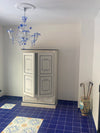 MOBILI 2G - Armadio 2 porte classico legno bianco invecchiato e filetti blu 125x61x200
