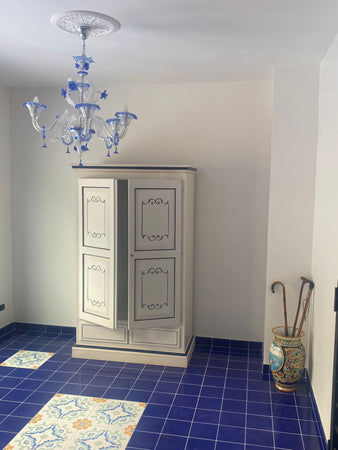 MOBILI 2G - Armadio 2 porte classico legno bianco invecchiato e filetti blu 125x61x200