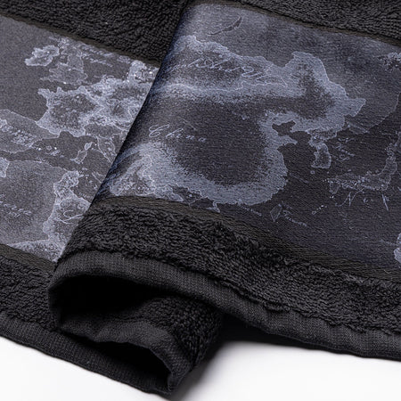 Asciugamano Geo Night ! Alviero Martini 1A Classe: Lusso Nero, Design Iconico e Puro Cotone