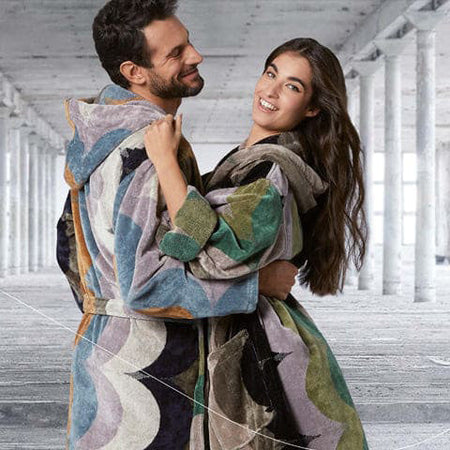 Accappatoio Madrid S/M Mirabello Carrara con cappuccio, in spugna di cotone 410 gr/mq, stile moderno, morbido e assorbente, Made in Italy.