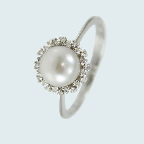 Anello donna oro bianco perla Akoya bianca 7 mm con diamanti Coscia