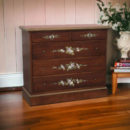 MOBILI 2G - Cassettiera arte povera 5 cassetti legno noce scuro decori 117x51X101