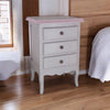 MOBILI 2G - Comodino 3 cassetti legno shabby bianco anticato decori filo rosa 42x34x64
