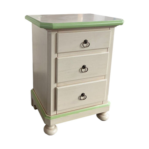 MOBILI 2G - Comodino 3 cassetti legno shabby avorio anticato decori filo verde 51x40x66