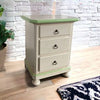 MOBILI 2G - Comodino 3 cassetti legno shabby avorio anticato decori filo verde 51x40x66