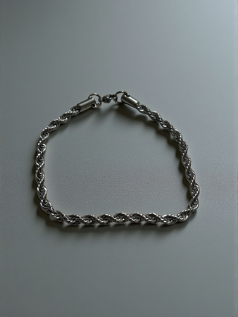 Elegante set da donna composto da: ? Anello misura 19 mm placcato oro bianco, con pietra zirconia sintetica incastonata al centro – luminoso e raffinato, ideale per aggiungere un tocco chic a ogni look. ? Bracciale intrecciato stile hip hop da 20 cm, d