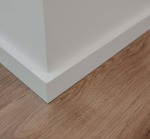 96ML di BATTISCOPA Squadrato BASSISSIMO laccato bianco in legno MASSELLO 30X13 Fai da te/Prodotti per la costruzione/Materiali da costruzione/Pavimenti/Materiali per pavimenti/Battiscopa Eternal Parquet - Ariano Irpino, Commerciovirtuoso.it