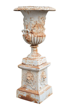 Biscottini Vecchio vaso con base in fusione di ghisa finitura bianca anticata Molto