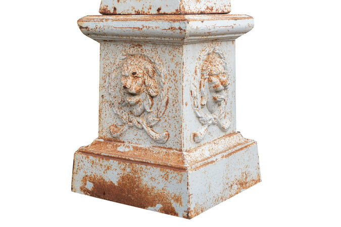 Biscottini Vecchio vaso con base in fusione di ghisa finitura bianca anticata Molto