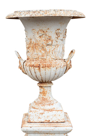 Biscottini Vecchio vaso con base in fusione di ghisa finitura bianca anticata Molto