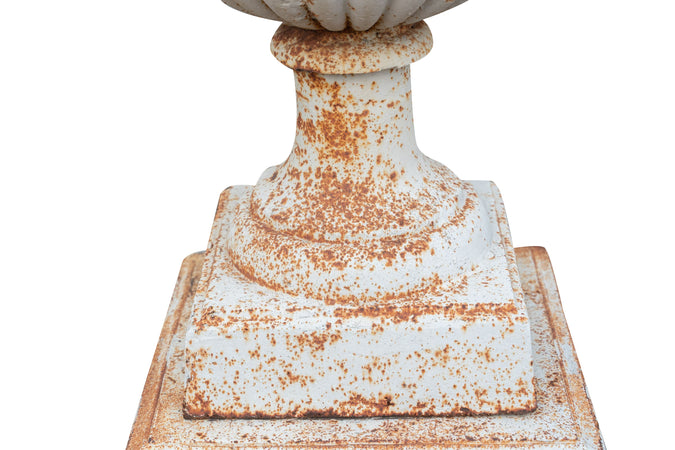 Biscottini Vecchio vaso con base in fusione di ghisa finitura bianca anticata Molto