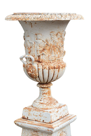 Biscottini Vecchio vaso con base in fusione di ghisa finitura bianca anticata Molto