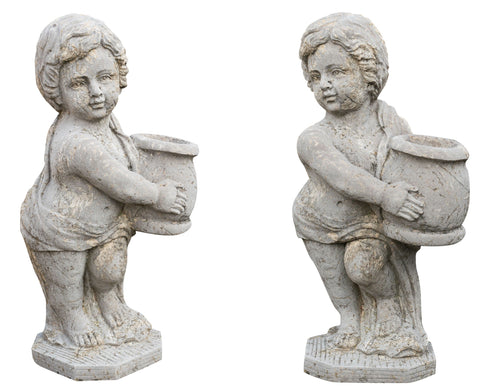 Biscottini Vecchia statua raffigurante una coppia putti con un vaso in pietra Molto solida