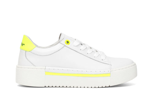 SNEAKERS IN VITELLO CON DETTAGLI FLUO