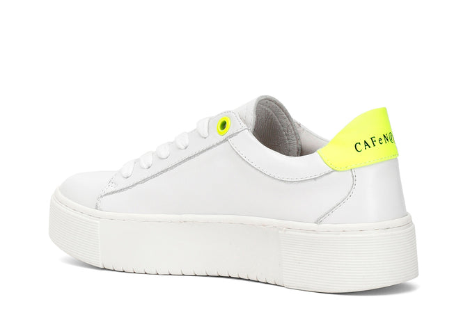 SNEAKERS IN VITELLO CON DETTAGLI FLUO