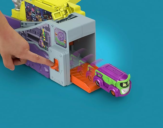 Fisher-Price DC Batwheels - Quartier generale di Lancio della Legion of Zoom, playset con con macchinina, rampa, lanciatore e Furgoncino Prank di Joker