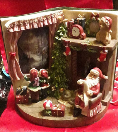 Scena Babbo Natale con camino decorazione per presepe e villaggio natalizio